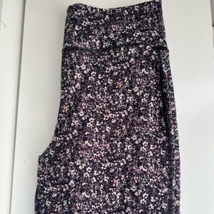 Abercrombie like new ditsy floral leggings. Sz. Medium. Black, gray, mauve